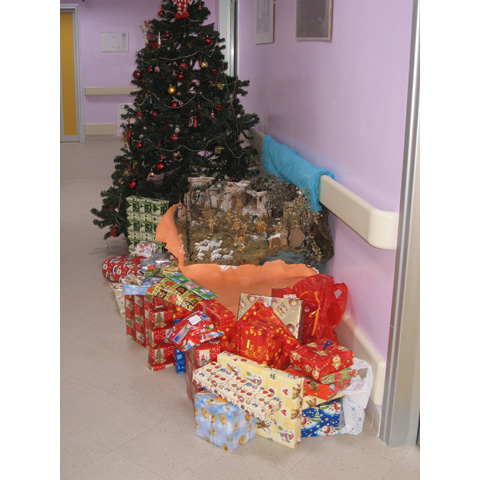 L'albero di Natale con i doni per i bambini