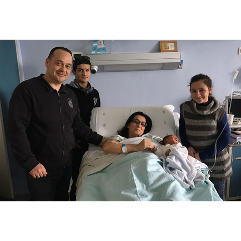 Da sinistra, babbo Fabio Coco, il primogenito Marco, mamma Sonia con il piccolo Manuel e la sorellina Chiara